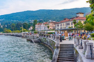 BAVENO, İtalya, 24 HAZİRAN 2019: İtalya 'daki Baveno' da Lakeside gezinti alanı
