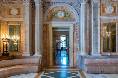 ISOLA BELLA, İtalya, 25 Temmuz 2019: Isola Bella, İtalya 'daki Borromeo Sarayı' nın İçi