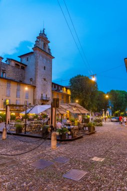 BERGAMO, İtalya, 25 Temmuz 2019: İnsanlar Bergamo, İtalya 'da Torre della Campanella' nın önünde yemek yiyorlar