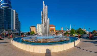 SHKODER, ALBANIA, 20 Eylül 2019: Ebu Bekr camii, Arnavutluk 'un Şkoder kentindeki Demokrasi meydanının arkasında görülüyor