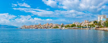 SARANDE, ALBANIA, 25 Eylül 2019: Arnavutluk 'un Sarand kentinin deniz manzarası