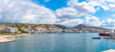 SARANDE, ALBANIA, 25 Eylül 2019: Arnavutluk 'un Sarand kentinin deniz manzarası