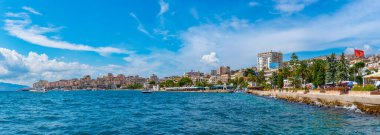 SARANDE, ALBANIA, 25 Eylül 2019: Arnavutluk 'un Sarand kentinin deniz manzarası