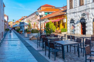 SHKODER, ALBANIA, SEPTEMBER 20, 2019: Arnavutluk 'un Shkoder kentinde rruga kole idromeno ile yan yana uzanan renkli evler ve restoranlar