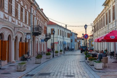 SHKODER, ALBANIA, 20 EYLÜL 2019: Arnavutluk 'un eski Shkoder kentinin dar sokakları gün batımında