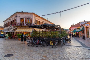 SHKODER, ALBANIA, 20 EYLÜL 2019: Arnavutluk 'un Shkoder kentindeki rruga kole idromeno caddesinin gün batımı manzarası