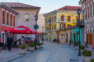 SHKODER, ALBANIA, 20 EYLÜL 2019: Arnavutluk 'un eski Shkoder kentinin dar sokakları gün batımında