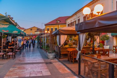 SHKODER, ALBANIA, 20 EYLÜL 2019: Arnavutluk 'un Shkoder kentindeki rruga kole idromeno caddesinin gün batımı manzarası