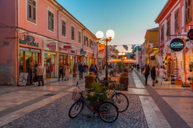 SHKODER, ALBANIA, 20 EYLÜL 2019: Arnavutluk 'un Shkoder kentindeki rruga kole idromeno caddesinin gün batımı manzarası