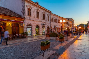 SHKODER, ALBANIA, 20 EYLÜL 2019: Arnavutluk 'un Shkoder kentindeki rruga kole idromeno caddesinin gün batımı manzarası