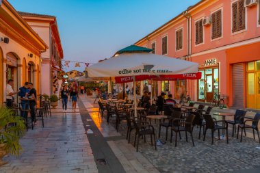 SHKODER, ALBANIA, 20 EYLÜL 2019: Arnavutluk 'un Shkoder kentindeki rruga kole idromeno caddesinin gün batımı manzarası