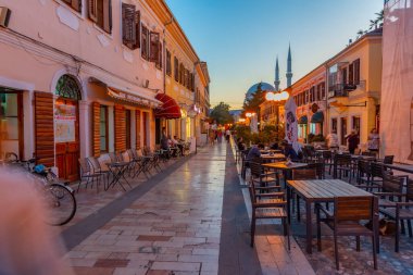 SHKODER, ALBANIA, 20 EYLÜL 2019: Arnavutluk 'un Shkoder kentindeki rruga kole idromeno caddesinin gün batımı manzarası