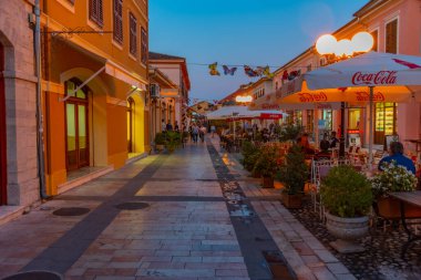 SHKODER, ALBANIA, 20 EYLÜL 2019: Arnavutluk 'un Shkoder kentindeki rruga kole idromeno caddesinin gün batımı manzarası
