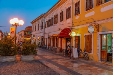 SHKODER, ALBANIA, 20 EYLÜL 2019: Arnavutluk 'un Shkoder kentindeki rruga kole idromeno caddesinin gün batımı manzarası