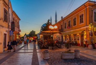 SHKODER, ALBANIA, 20 EYLÜL 2019: Arnavutluk 'un Shkoder kentindeki rruga kole idromeno caddesinin gün batımı manzarası