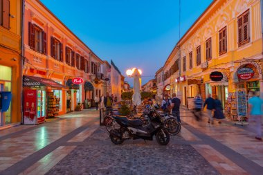 SHKODER, ALBANIA, 20 EYLÜL 2019: Arnavutluk 'un Shkoder kentindeki rruga kole idromeno caddesinin gün batımı manzarası