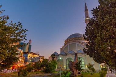 SHKODER, ALBANIA, 20 Eylül 2019: Arnavutluk 'un Şkoder kentindeki Ebu Bekr camiinin gün batımı manzarası
