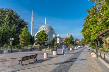 SHKODER, ALBANIA, 22 Eylül 2019: Ebu Bekr camii Arnavutluk 'un Şkoder kentindeki Demokrasi meydanının arkasında görülüyor
