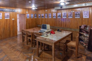 TİRAN, ALBANIA, 23 Eylül 2019: Arnavutluk 'un Tiran kentindeki Bunk' Art 2 müzesinin içi