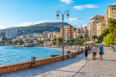 SARANDE, ALBANIA, 24 EYLÜL 2019: Arnavutluk 'un Sarande kentinde insanlar deniz kenarında yürüyorlar