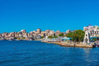 SARANDE, ALBANIA, 25 Eylül 2019: Arnavutluk 'un Sarande kentinin deniz manzarası