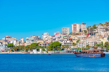 SARANDE, ALBANIA, 25 Eylül 2019: Arnavutluk 'un Sarande kentinin deniz manzarası