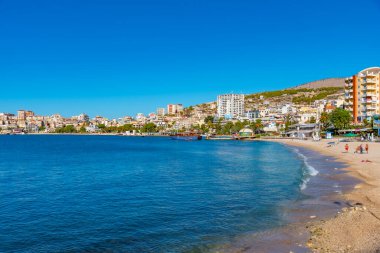 SARANDE, ALBANIA, 25 Eylül 2019: İnsanlar Arnavutluk 'un Sarande plajında güneşli bir günün tadını çıkarıyorlar