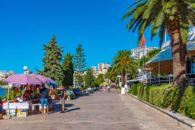 SARANDE, ALBANIA, 25 EYLÜL 2019: Arnavutluk 'un Sarande kentinde insanlar deniz kenarında yürüyorlar