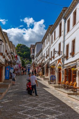 GJIROKASTER, ALBANIA, 25 Eylül 2019: Arnavutluk 'un eski Cirokaster kentinde insanlar geziniyor