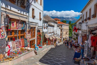 GJIROKASTER, ALBANIA, 25 Eylül 2019: Arnavutluk 'un eski Cirokaster kentinde insanlar geziniyor
