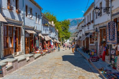 GJIROKASTER, ALBANIA, 25 Eylül 2019: Arnavutluk 'un eski Cirokaster kentinde insanlar geziniyor