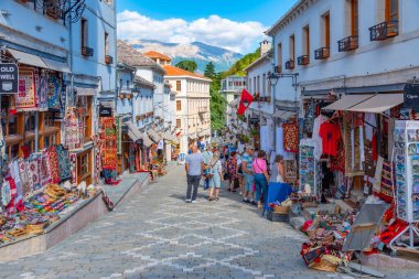 GJIROKASTER, ALBANIA, 25 Eylül 2019: Arnavutluk 'un eski Cirokaster kentinde insanlar geziniyor