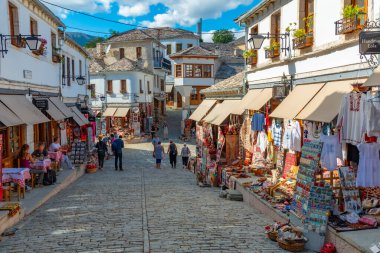 GJIROKASTER, ALBANIA, 25 Eylül 2019: Arnavutluk 'un eski Cirokaster kentinde insanlar geziniyor