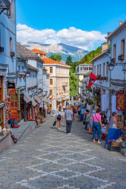GJIROKASTER, ALBANIA, 25 Eylül 2019: Arnavutluk 'un eski Cirokaster kentinde insanlar geziniyor