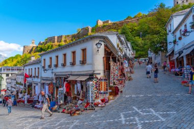 GJIROKASTER, ALBANIA, 25 Eylül 2019: Arnavutluk 'un eski Cirokaster kentinde insanlar geziniyor