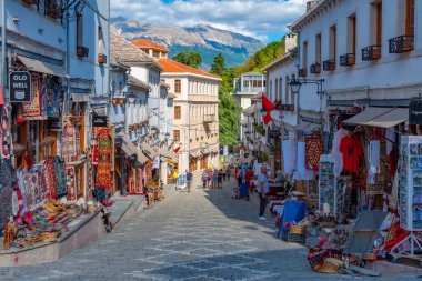 GJIROKASTER, ALBANIA, 25 Eylül 2019: Arnavutluk 'un eski Cirokaster kentinde insanlar geziniyor