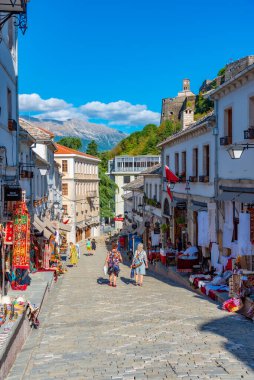 GJIROKASTER, ALBANIA, 25 Eylül 2019: Arnavutluk 'un eski Cirokaster kentinde insanlar geziniyor