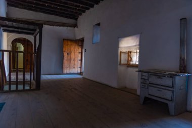 GJIROKASTER, ALBANIA, 25 Eylül 2019: Arnavutluk 'un Cirokaster kentindeki İskenduli evinin İçi