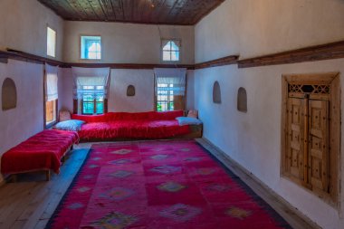 GJIROKASTER, ALBANIA, 25 Eylül 2019: Arnavutluk 'un Cirokaster kentindeki İskenduli evinin İçi