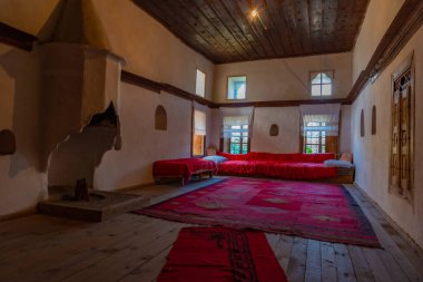 GJIROKASTER, ALBANIA, 25 Eylül 2019: Arnavutluk 'un Cirokaster kentindeki İskenduli evinin İçi