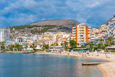 SARANDE, ALBANIA, 26 Eylül 2019: İnsanlar Arnavutluk 'un Sarande kentindeki bir plajda güneşli bir günün tadını çıkarıyorlar