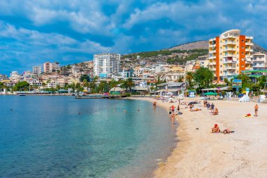 SARANDE, ALBANIA, 26 Eylül 2019: İnsanlar Arnavutluk 'un Sarande kentindeki bir plajda güneşli bir günün tadını çıkarıyorlar