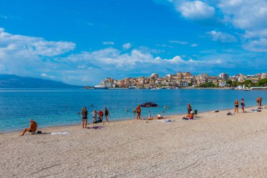 SARANDE, ALBANIA, 26 Eylül 2019: İnsanlar Arnavutluk 'un Sarande kentindeki bir plajda güneşli bir günün tadını çıkarıyorlar