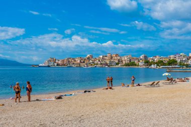 SARANDE, ALBANIA, 26 Eylül 2019: İnsanlar Arnavutluk 'un Sarande kentindeki bir plajda güneşli bir günün tadını çıkarıyorlar