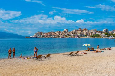 SARANDE, ALBANIA, 26 Eylül 2019: İnsanlar Arnavutluk 'un Sarande kentindeki bir plajda güneşli bir günün tadını çıkarıyorlar