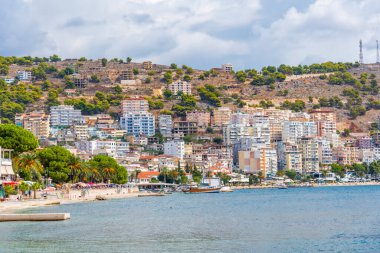 SARANDE, ALBANIA, EYLÜL 26, 2019: Arnavutluk 'un Sarande kentinin deniz manzarası
