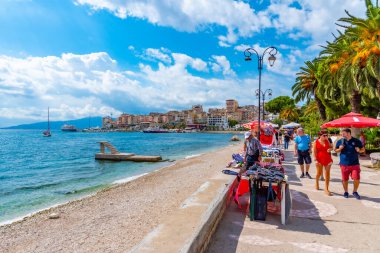 SARANDE, ALBANIA, 26 EYLÜL 2019: Arnavutluk 'un Sarande kentinde insanlar deniz kenarında geziniyor