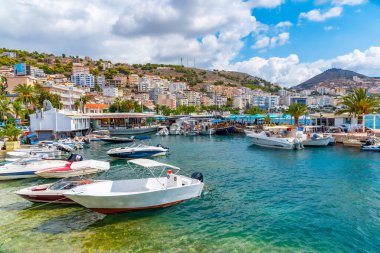 SARANDE, ALBANIA, 26 EYLÜL 2019: Arnavutluk 'un Sarande kentinde kıyı şeridi boyunca demirleyen tekneler