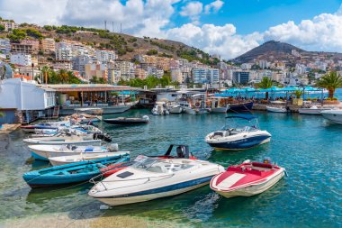 SARANDE, ALBANIA, 26 EYLÜL 2019: Arnavutluk 'un Sarande kentinde kıyı şeridi boyunca demirleyen tekneler