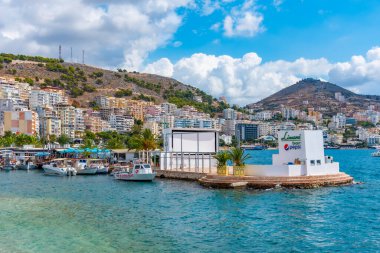 SARANDE, ALBANIA, 26 EYLÜL 2019: Arnavutluk 'un Sarande kentinde kıyı şeridi boyunca demirleyen tekneler